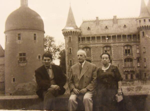 Robert Valentin-Smith (centre)