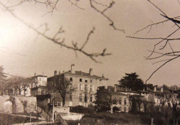 l'hôtel Beauséjour vu de la Saône